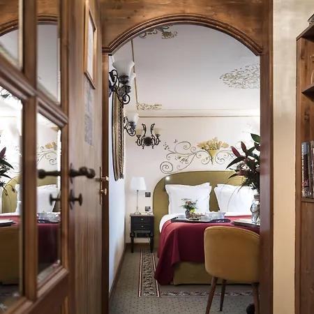 Hotell De La Loze 4*